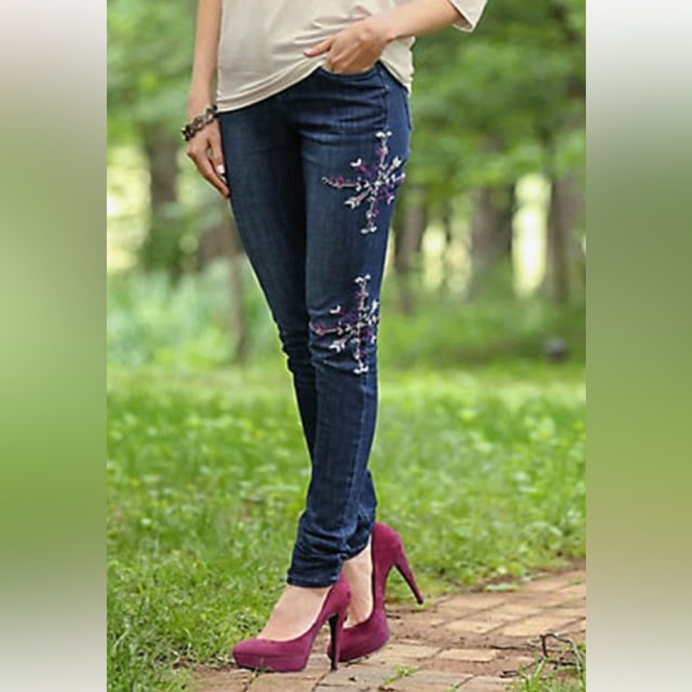 Wrangler Women Premium Patch Mae Embroider Skinny Leg Above The Hip Jean…